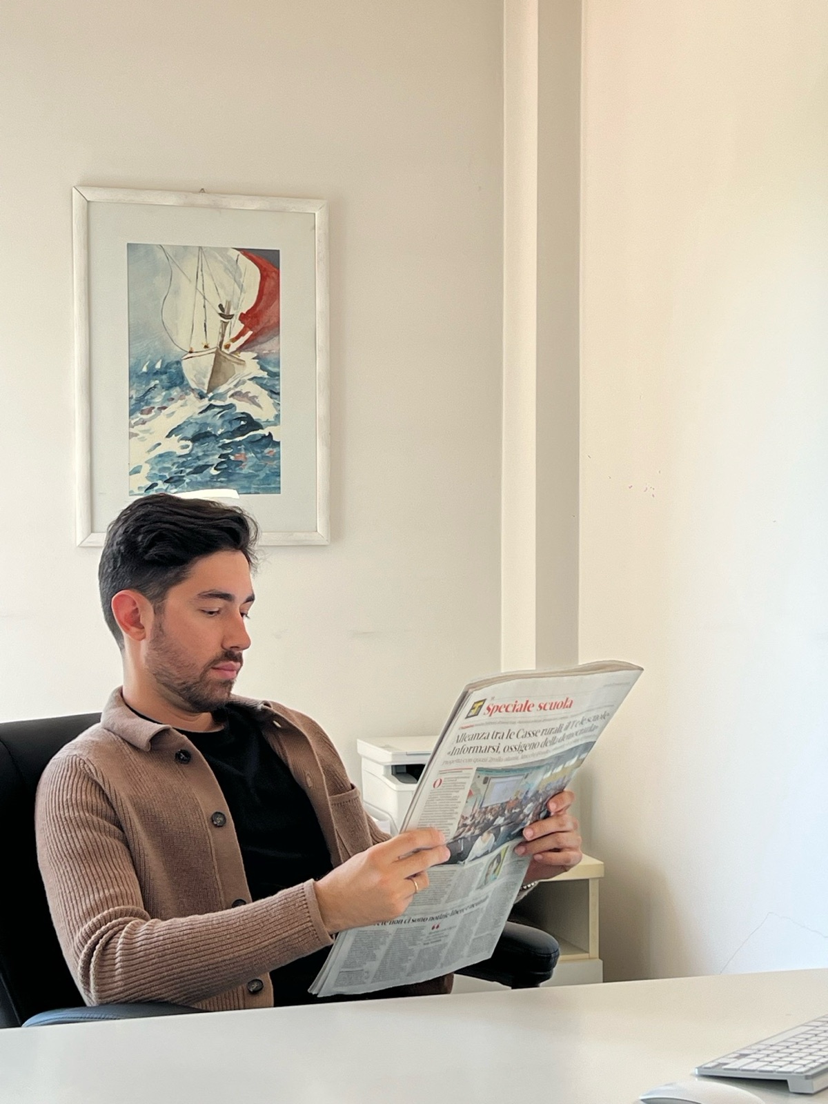 Matteo Torregiani alla scrivania, mentre legge il giornale